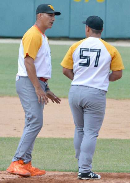 Mánager Ariel Pestano y pitcher Yanny Delgado, del equipo Villa Clara sub 23.