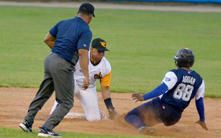 Juego entre Villa Clara y Holguín en la 58 SNB.