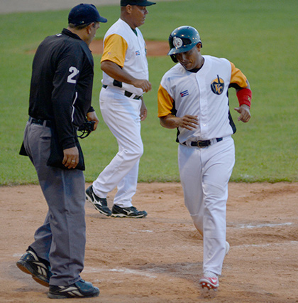 Andy Zamora en primer juego de Villa Clara contra Holguí­n en la 58 Serie Nacional de Béisbol.