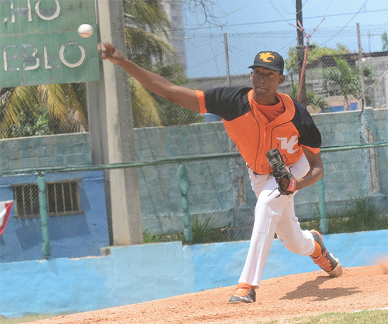 Javier Mirabal, pitcher