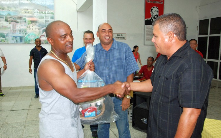 Eduardo Paret recibe reconocimiento de manos de Julio Lima, primer secretario del PCC en Villa Clara.