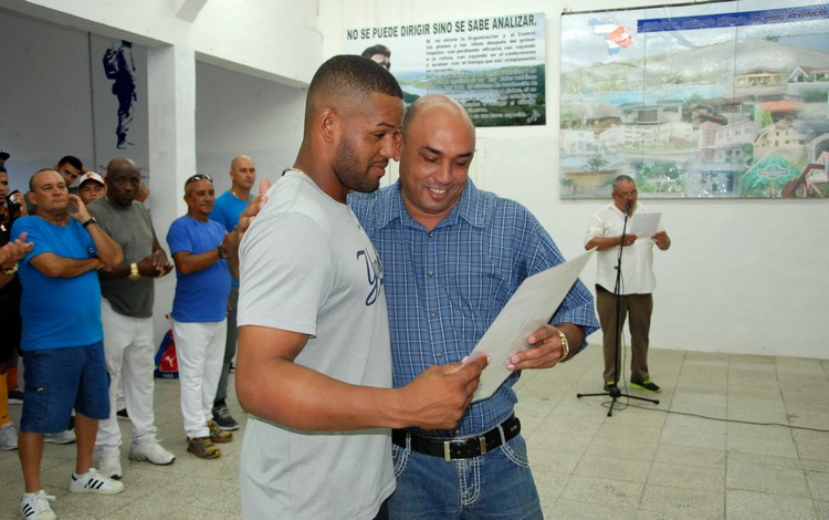 Leandro Turiño recibe reconocimiento de manos de Alberto López Dí­az, presidente de la Asamblea Provincial del Poder Popular en Villa Clara.