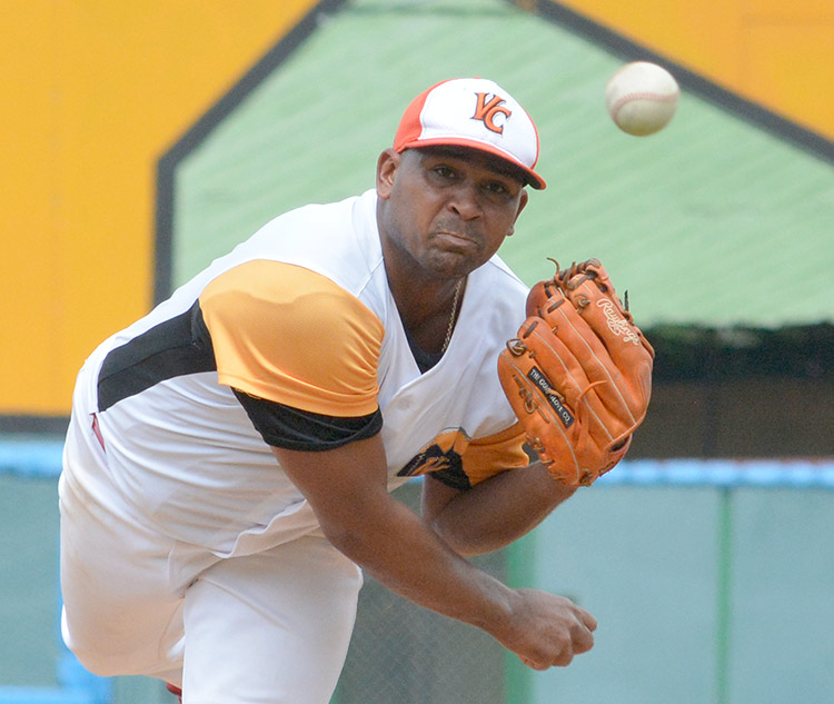 Freddy Asiel ílvarez, pitcher de Villa Clara, en juego contra Camagí¼ey, 9 de octubre de 2018.