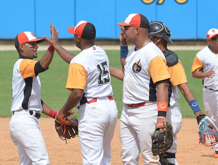 Freddy Asiel Álvarez celebra triunfo en segundo juego de Villa Clara contra Camagüey.