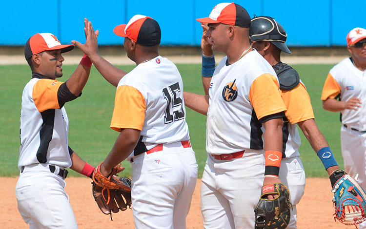 Freddy Asiel Álvarez celebra triunfo en segundo juego de Villa Clara contra Camagüey.