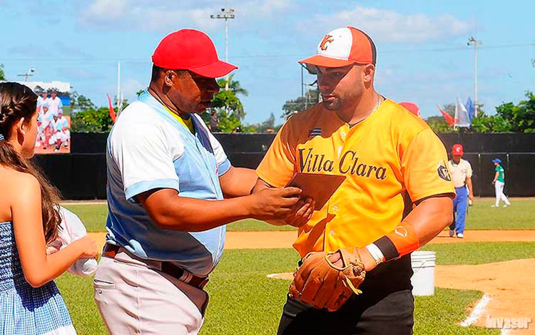 Norel González, pelotero de Villa Clara, gana la competencia de tiro desde los jardines al home.