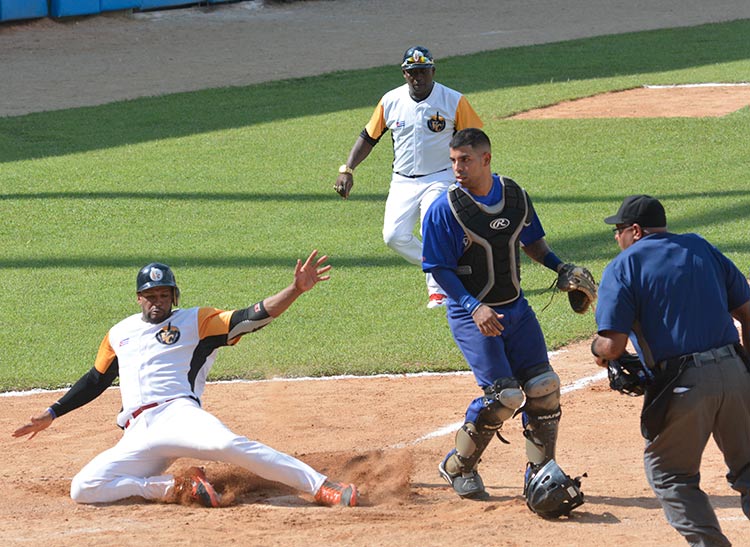 Primer juego Villa Clara-Industriales, segunda fase de la 58 Serie Nacional de Béisbol.