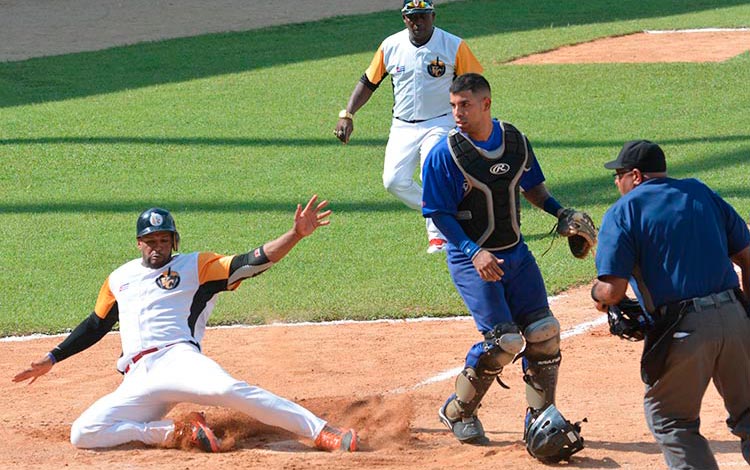 Primer juego Villa Clara-Industriales, segunda fase de la 58 Serie Nacional de Béisbol.