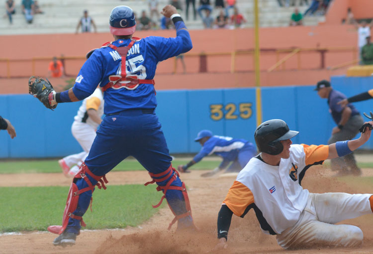 Jugada en home en el tercer juego del equipo Villa Clara contra Industriales,  segunda fase de la 58 SNB.