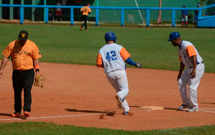 Dayán García bateó el jit decisivo en la final del tercer juego Sancti Spíritus-Villa Clara.