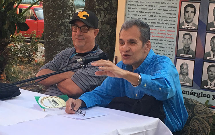 Osvaldo Rojas Garay (a la derecha), autor del libro Casos y cosas de la pelota, y José Antonio Fulgueiras, presentador del texto.