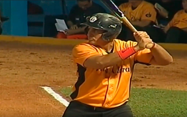 Yurién Vizcaíno, pelotero de Villa Clara, en juego contra Ciego de Ávila, 21 de diciembre de 2018..