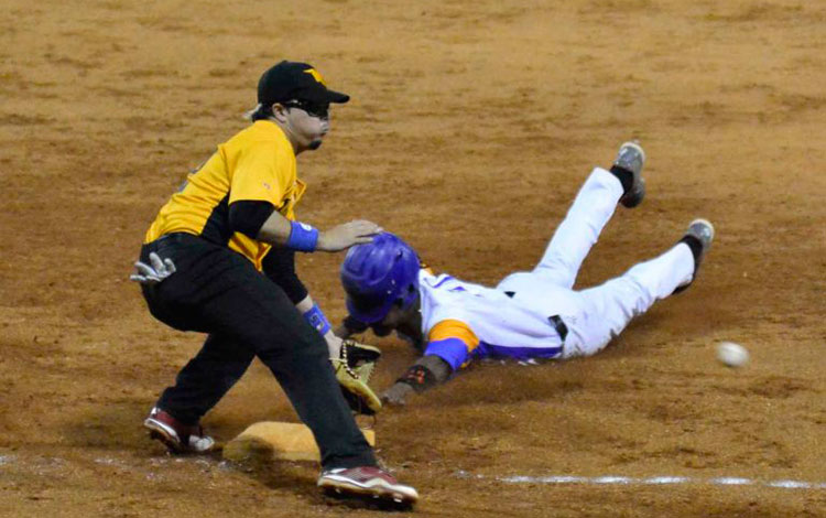 Jugada de partido entre Villa Clara y Sancti Spíritus en la 58 Serie Nacional de Béisbol.