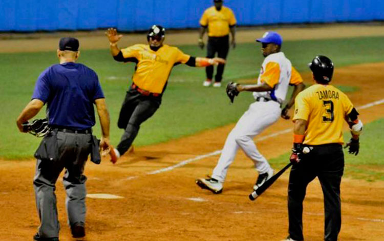 Primer juego del play off semifinal entre Sancti Spíritus y Villa Clara.