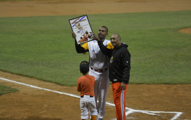 Freddy Asiel Álvarez recibe reconocimiento por sus 100 victorias en series nacionales.