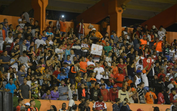 Público en estadio Sandino duranta tercer juego del play off semifinal Villa Clara-Sancti Spíritus.