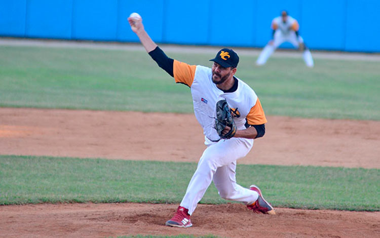 Yosvani Torres, pitcher perdedor por equipo Villa Clara.