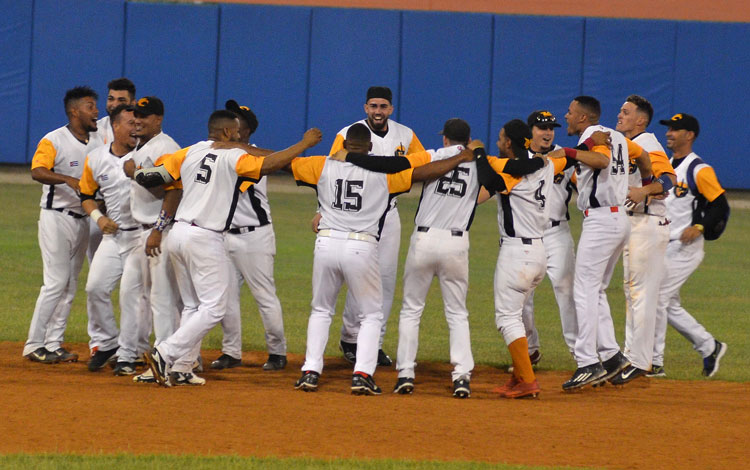 Equipo Vila Clara celebra triunfo en play off semifinal contra Sancti Spíritus,