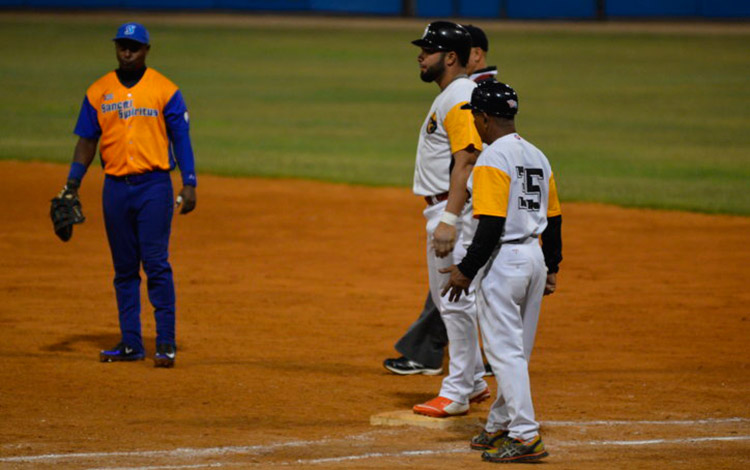 Quinto juego del play off semifinal entre el equipo Villa Clara y Sancti Spí­ritus.