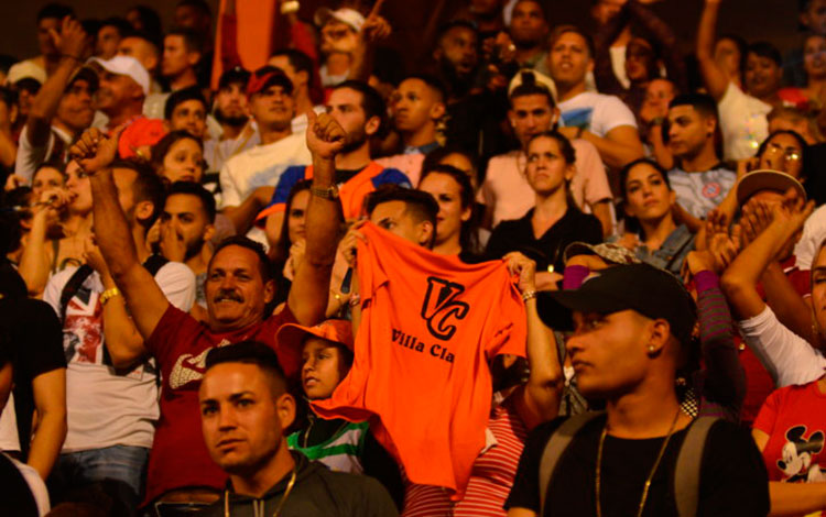 Aficionados durante el quinto partido del play off entre el equipo Villa Clara y Sancti Spíritus.