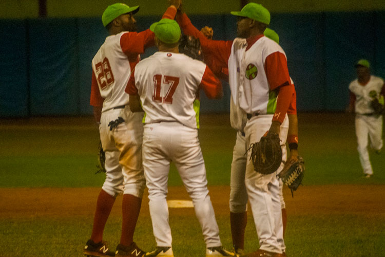 Integrantes del equipo Las Tunas en primer juego de la final contra Villa Clara.