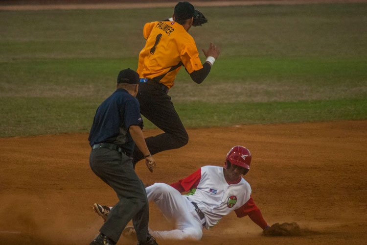 Momento del primer juego de la final de la 58 Serie Nacional de Béisbol entre Las Tunas y Villa Clara.