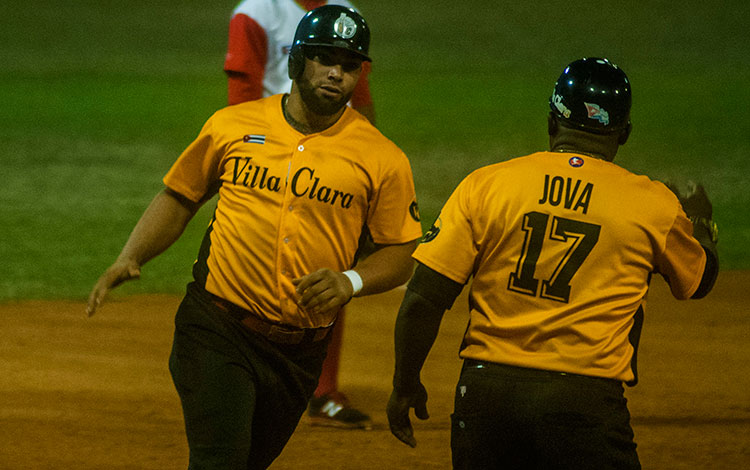 Norel González anota carrera en primer juego de la final contra Las Tunas.