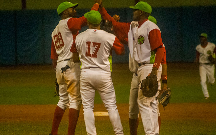 Integrantes del equipo Las Tunas en primer juego de la final contra Villa Clara.