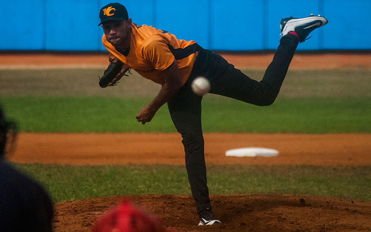 Misael Villa, pitcher perdedor por Villa Clara.