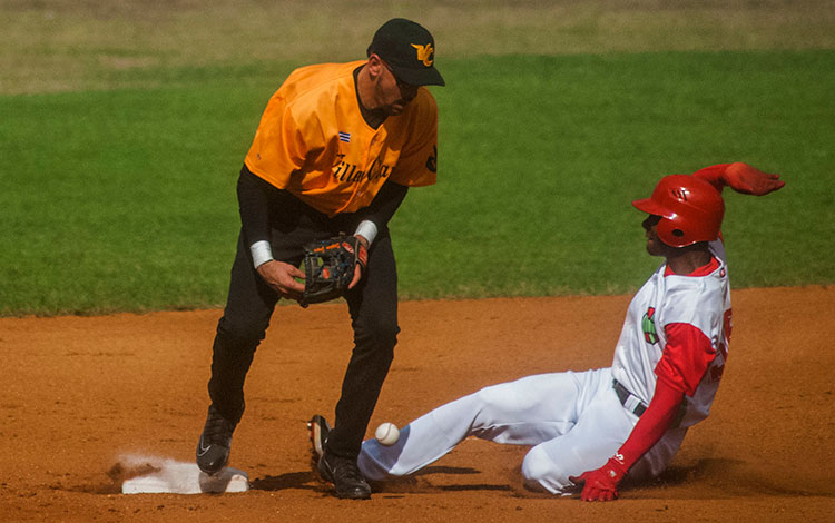 Yunior Paumir en jugada en el segundo juego de la final Villa Clara-Las Tunas, 58 SNB.