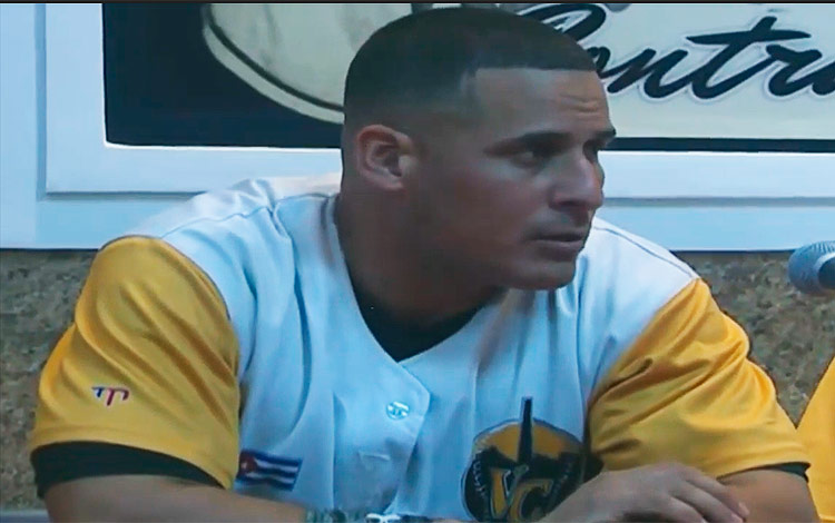 Yurién Vizcaí­no en conferencia de prensa tras cuarto partido de la final de la 58 Serie Nacional de Béisbol.