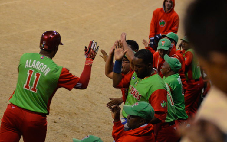 Equipo Las Tunas, quinto juego contra Villa Clara.