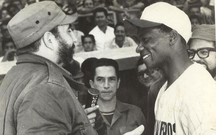 Fidel Castro Ruz y el pitcher cubano Modesto Verdura.