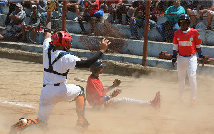 Juego de Santa Clara contra Sagua la Grande en serie provincial de béisbol de Villa Clara.