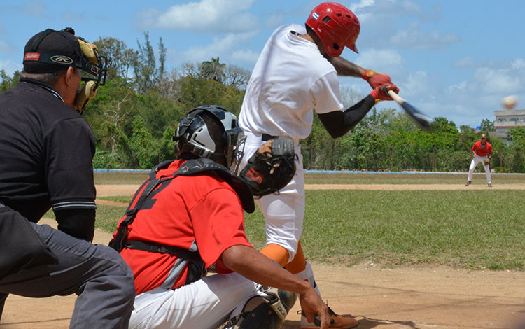 Momento del primer juego entre Sagua la Grande y Santa Clara, en play off de la serie provincial de béisbol.