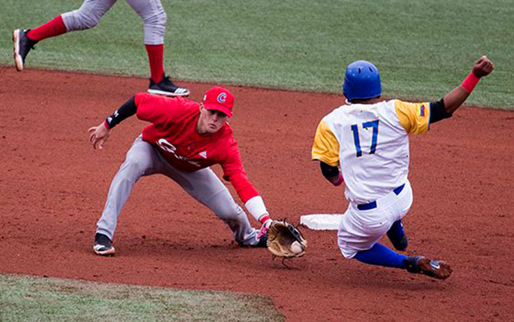 César Prieto y Jhonatan Lazo en el juego entre Cuba y Colombia en los Panamericanos de Lima 2019.