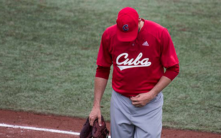 Lázaro Blanco, pitcher perdedor de Cuba en juego contra Colombia.