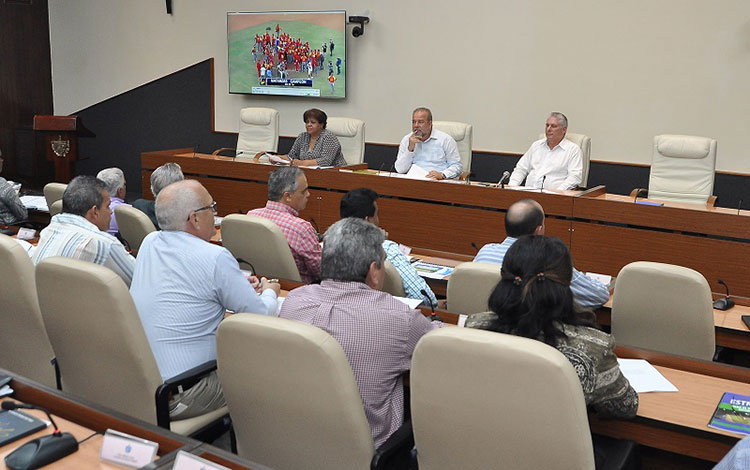 Presidente cubano, Miguel Díaz-Canel en reunión de presentación de estrategia para el desarrollo del béisbol en Cuba.