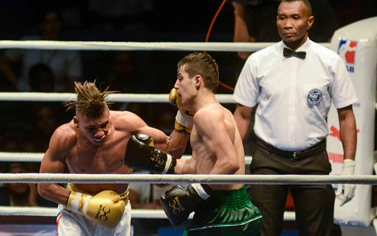 Yosbany Veitía en combate contra Khudoynazar Faysov.