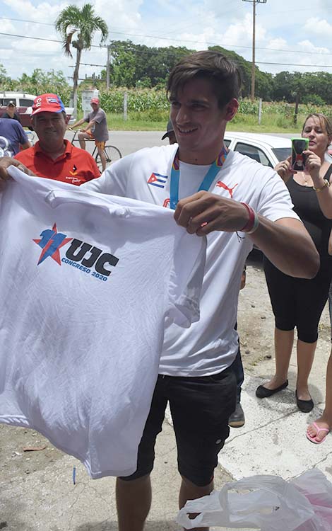 La UJC entregó un reconcimiento a Reinier Carrera, medallista de plata en los Panamericanos de Lima 2019.
