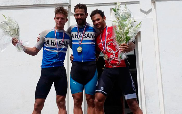 Leandro Marcos, Argenis Frómeta y Alejandro Carriles, ganadores, por ese orden, de la octava etapa del V Clásico Nacional de Ruta.