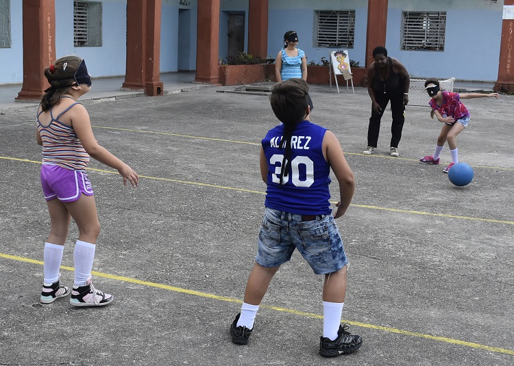 Juego del goalball en la Escuela Fructuoso Rodrí­guez de Santa Clara