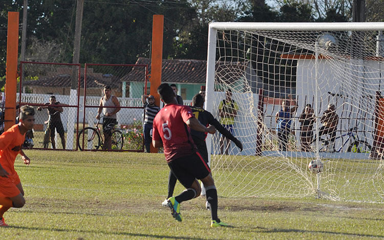 Villa Clara contra Las Tunas, en el nacional de fútbol.