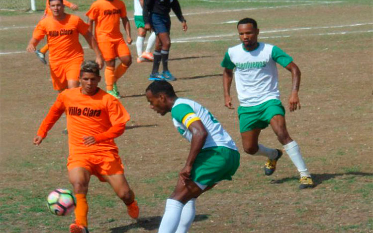 Juego de fútbol entre Cienfuegos y Villa Clara.