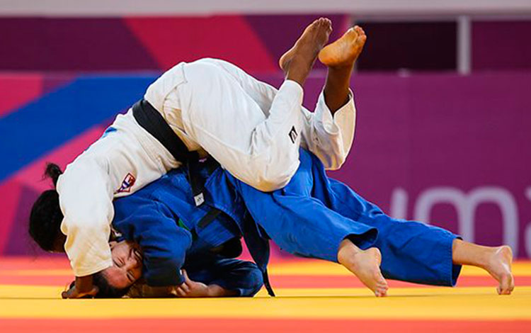 Cubana Kaliema Antomarchi recibe ippon de la brasileña Mayra Aguiar.