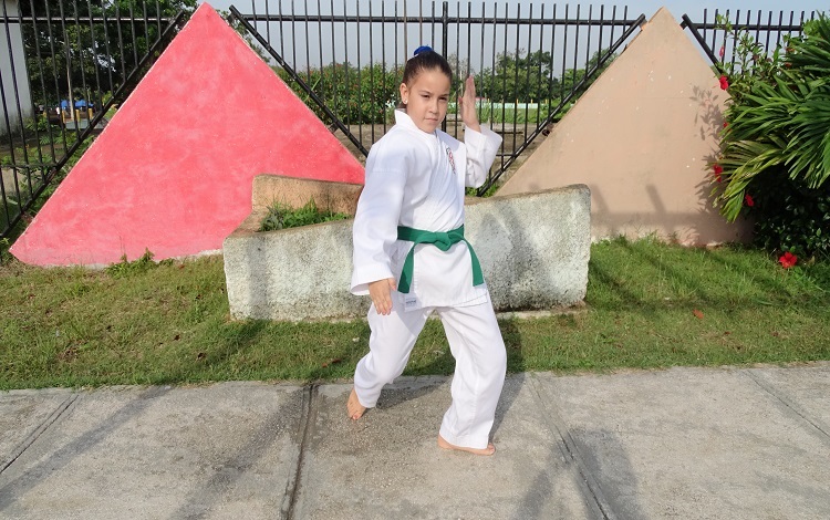 La campeona nacional Saskia Cruz Galván en kata