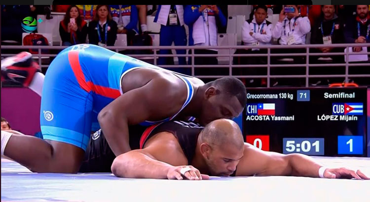 Mijaí­n López en combate contra el chileno de origen cubano Yasmani Acosta.