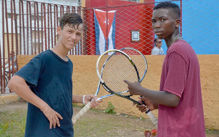 Yohan Martínez y Ebbis Hernández, ganadores de oro en frontenis doble masculino.