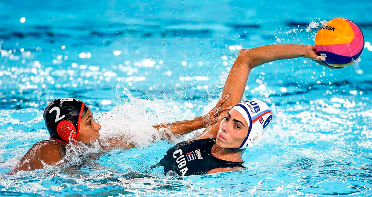 Juego de polo acuático entre Cuba y Canadá en los Panamericanos de Lima 2019.