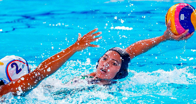 Momento del partido de polo acuático entre las selecciones femeninas de Cuba y México.